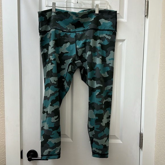 LIKE NEW! Lululemon Wunder Under High-Rise Tight 25" Camo - Picture 5 of 16
